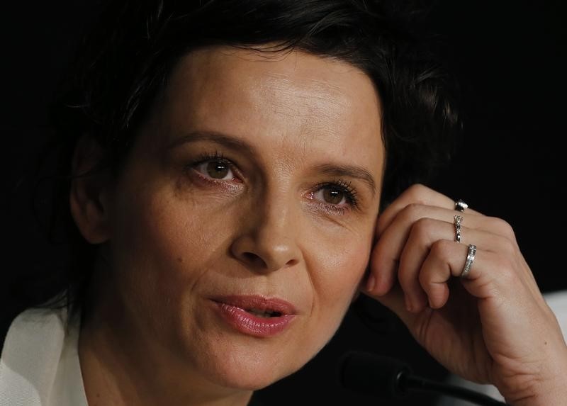 © Reuters. Cast member Juliette Binoche attends a news conference for the film "Sils Maria" in competition at the 67th Cannes Film Festival in Cannes