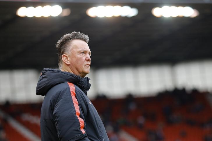 © Reuters. Manchester United's manager Louis Van Gaal walks onto the pitch before their English Premier League soccer match against Stoke City at the Britannia Stadium in Stoke-on-Trent