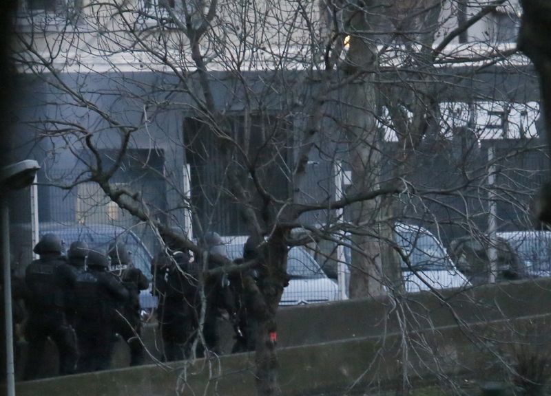 © Reuters. Policiais perto de mercado em Paris 