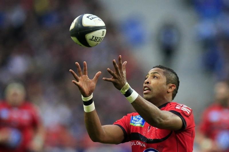 © Reuters. Toulon's Armitage prepares to grab the ball during his French Union final rugby match against Castres at the Stade de France Stadium in Saint-Denis