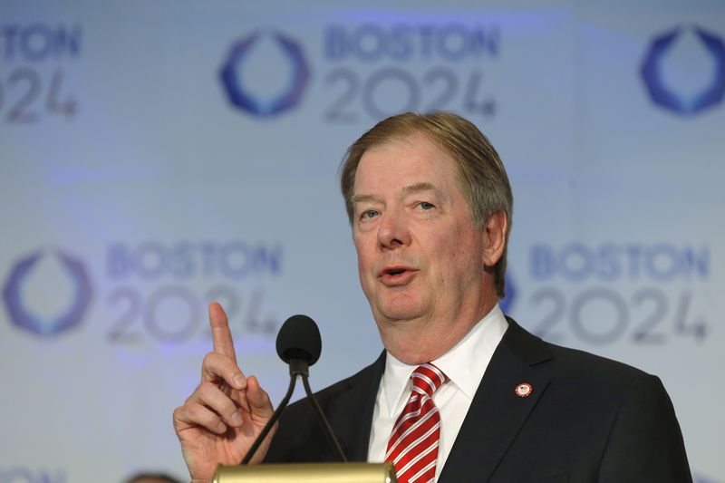 © Reuters. U.S. Olympic Committee chairman Larry Probst speaks at a news conference in Boston