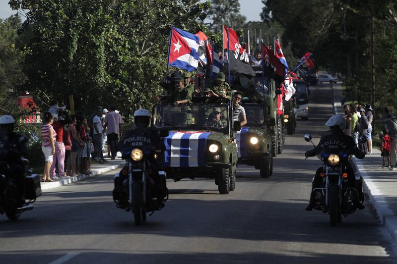 © Reuters. Um comboio de caminhões militares reencena a marcha de Fidel Castro em Havana durante a revolução cubana de 1959