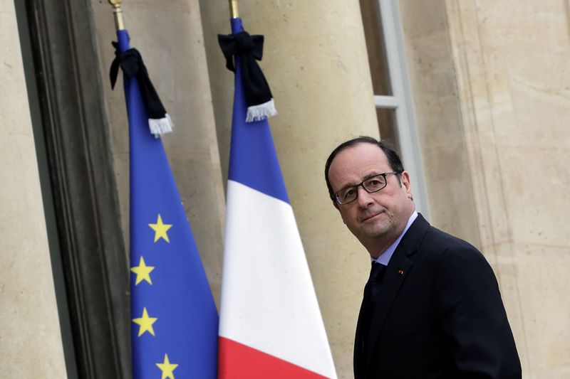 © Reuters. Presidente francês, François Hollande, chega ao Palácio do Eliseu após visitar centro de crise do Ministério do Interior em Paris