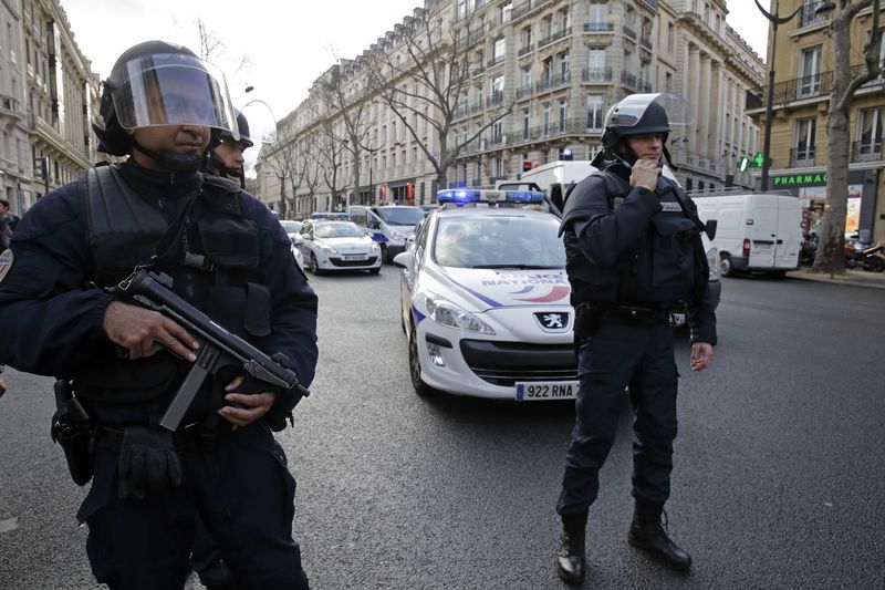 © Reuters. Tropas francesas bloqueiam avenida em Paris