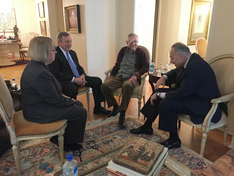 © Reuters. Handout image shows U.S. Senate Democratic leader Reid meeting with members of his leadership team at his home in Washington