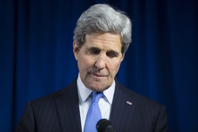 © Reuters. U.S. Secretary of State John Kerry delivers remarks during a news conference at the U.S. Embassy in London