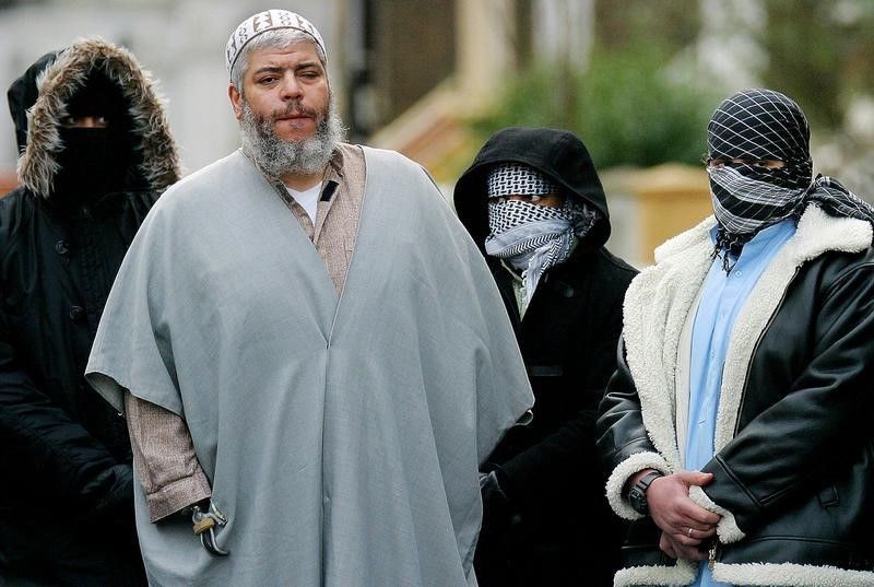 © Reuters. Foto de arquivo do clérigo Abu Hamza al-Masri, datada de 7 de fevereiro de 2003