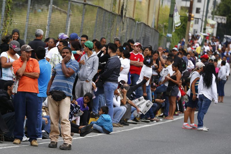 © Reuters. Venezuelanos fazem fila em supermercado estatal em Caracas