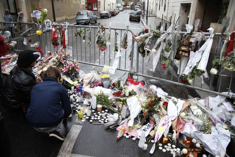 © Reuters. Flores são colocadas perto de redação do jornal Charlie Hebdo em Paris