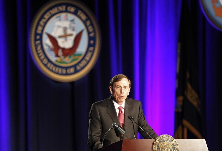 © Reuters. Ex-diretor da CIA David Petraeus discursa em universidade na Califórnia