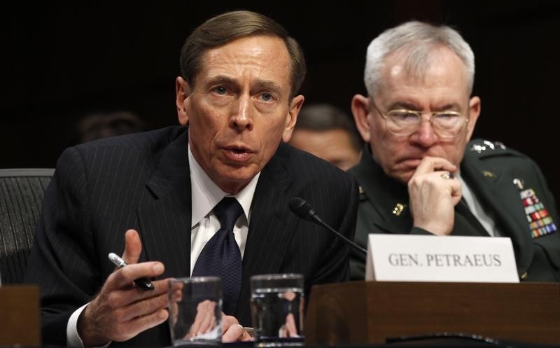 © Reuters. CIA Director David Petraeus (L) speaks to members of a Senate (Select) Intelligence hearing on "World Wide Threats" on Capitol Hill in Washington