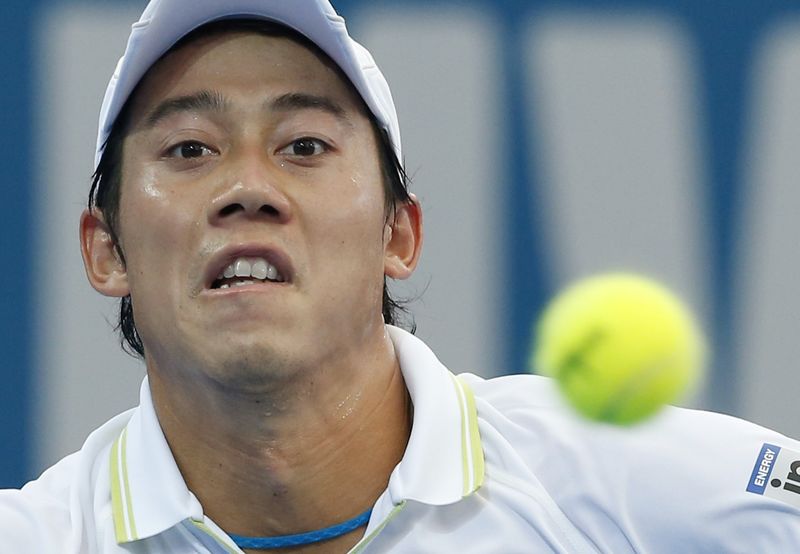 © Reuters. Nishikori of Japan watches a return to Raonic of Canada during their men's singles semi final match at the Brisbane International tennis tournament