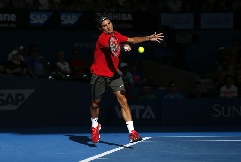 © Reuters. Federer of Switzerland plays a forehand return during his men's singles semi final win over Dimitrov of Bulgaria at the Brisbane International tennis tournament in Brisbane