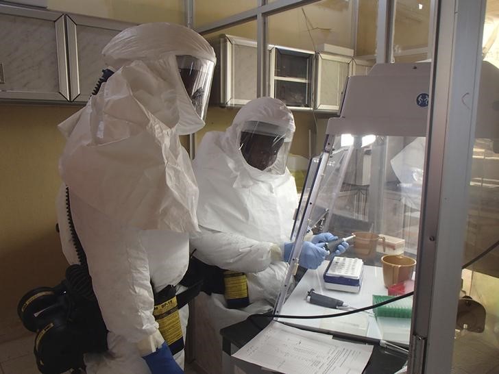 © Reuters. لا أعراض تظهر على عامل أمريكي ربما تعرض لفيروس الإيبولا
