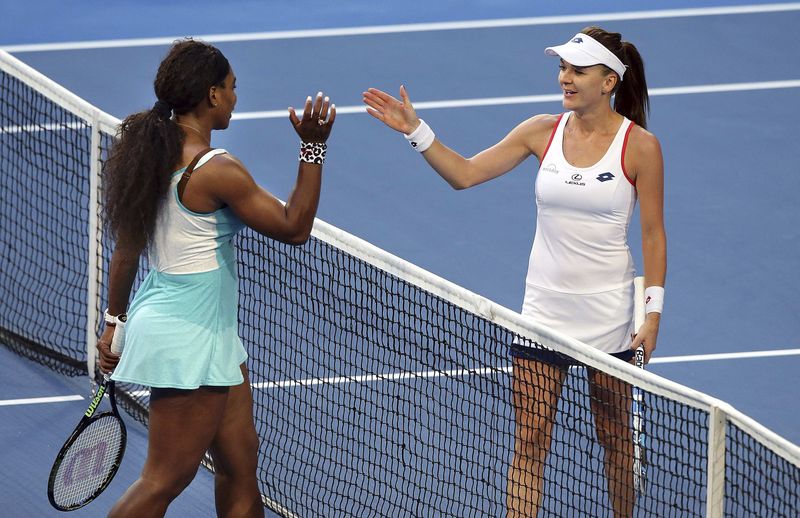 © Reuters. Agnieszka Radwanska of Poland and Serena Williams of the U.S. shake hands after Radwanska won their women's singles tennis final at the 2015 Hopman Cup in Perth