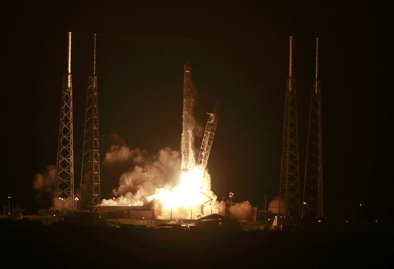 © Reuters. The unmanned Falcon 9 rocket launched by SpaceX on a cargo resupply service mission to the International Space Station lifts off from the Cape Canaveral Air Force Station in Cape Canaveral