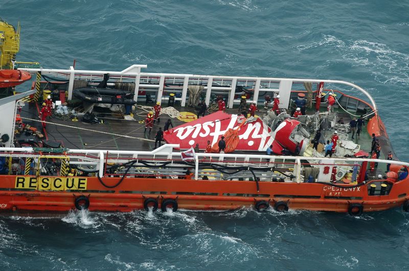 © Reuters. The tail of AirAsia QZ8501 passenger plane is seen on the deck of the Indonesian Search and Rescue (BASARNAS) ship Crest Onyx after it was lifted from the sea bed, south of Pangkalan Bun, Central Kalimantan