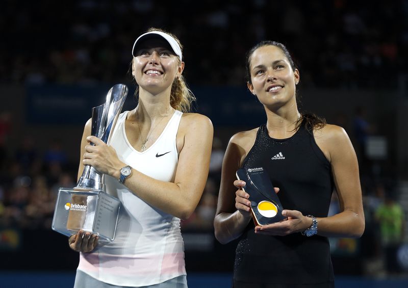 © Reuters. Maria Sharapova of Russia holds the Brisbane International tennis tournament women's singles trophy after defeating Ana Ivanovic of Serbia in Brisbane