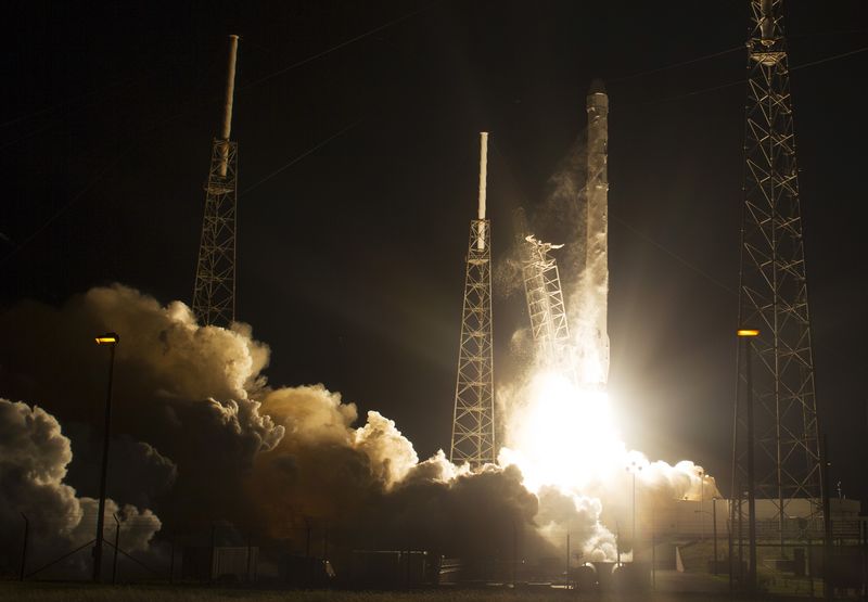 © Reuters. SpaceX lanza un cohete para la estación espacial pero no logra volver a aterrizar