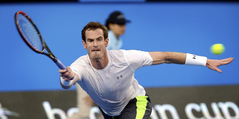 © Reuters. Andy Murray of Britain plays a forehand shot to Benoit Paire of France during their men's singles tennis match at the 2015 Hopman Cup in Perth