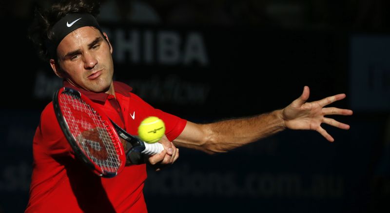 © Reuters. Federer derrota a Dimitrov y se enfrentará a Raonic en la final de Brisbane