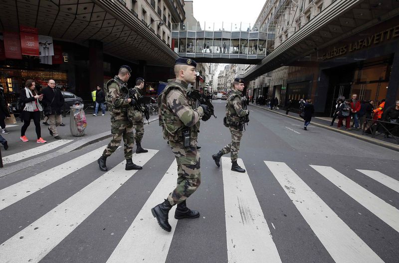 © Reuters. فرنسا تلاحق امرأة مشتبها بها بعد حادثي احتجاز رهائن وسقوط قتلى