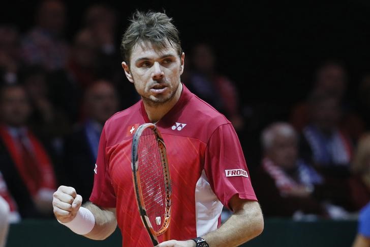 © Reuters. Switzerland's Wawrinka reacts during their Davis Cup final singles tennis match against France's Tsonga  at the Pierre-Mauroy stadium in Villeneuve d'Ascq, near Lille