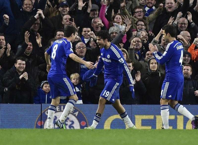 © Reuters. Chelsea's Diego Costa celebrates his goal with teammates during their English Premier League soccer match against Newcastle United at Stamford Bridge in London