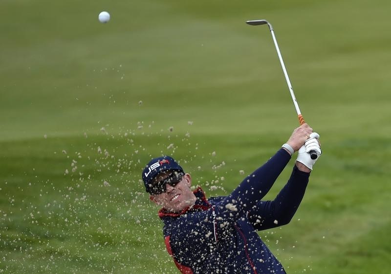 © Reuters. U.S. Ryder Cup player Hunter Mahan hits out of a bunker on the third hole during his foursomes 40th Ryder Cup match at Gleneagles 