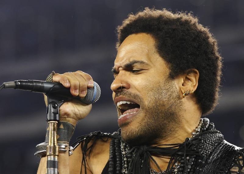 © Reuters. Singer Lenny Kravitz performs during the halftime show at the New York Jets and New England Patriots NFL football game in East Rutherford