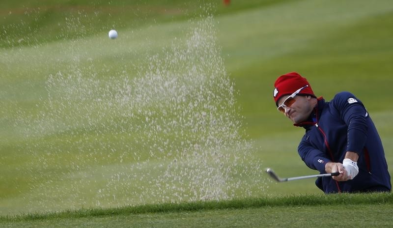 © Reuters. U.S. Ryder Cup player Zach Johnson hits out of a bunker on the ninth hole during practice ahead of the 2014 Ryder Cup at Gleneagles