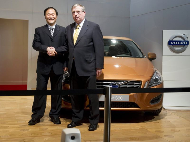 © Reuters. File photo of Chairman of Zhejiang Geely Holding Group Li and fomer Executive Vice President and Chief Financial Officer of Ford Booth shaking hands at the Volvo plant and headquarters in Torslanda