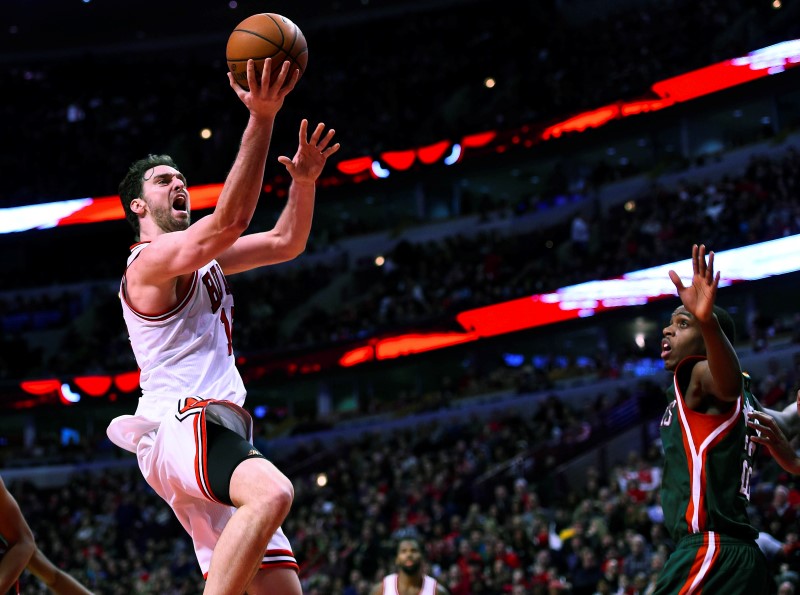 © Reuters. Pau Gasol firma el mejor partido de su carrera en la NBA con 46 puntos