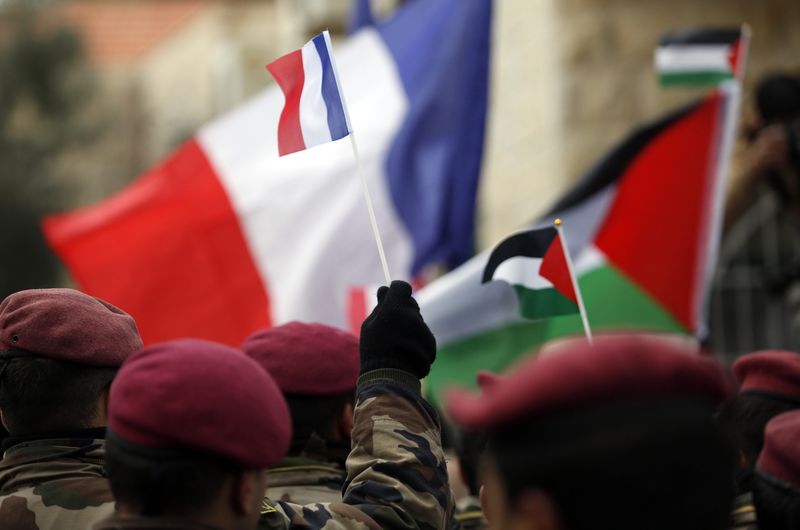 © Reuters. عشرات الفلسطينيين ينظمون وقفة تضامنية مع فرنسا وسط رام الله