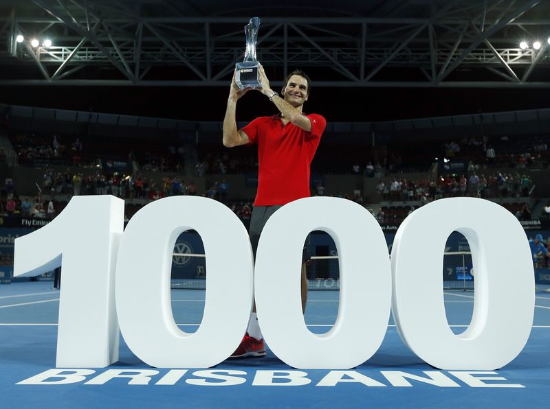 © Reuters. Roger Federer of Switzerland poses with a giant number 1,000 after winning his thousandth career title in the men's singles final at the Brisbane International tennis tournament in Brisbane