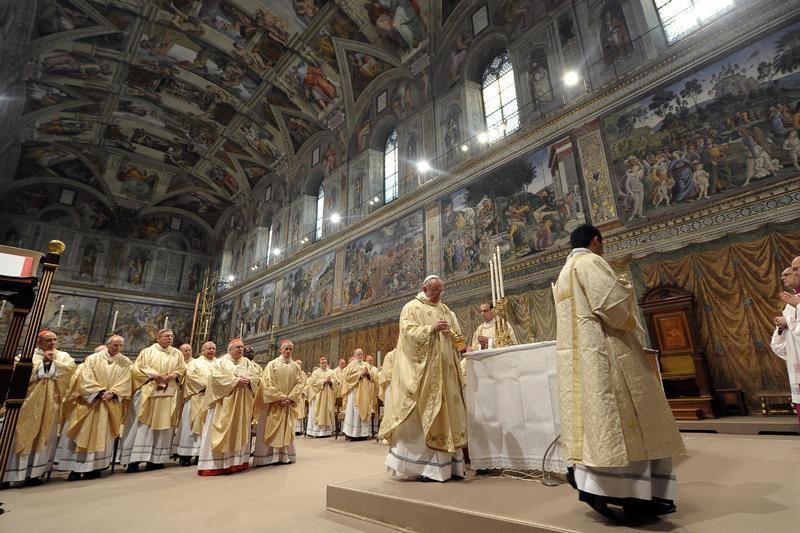 © Reuters. El Papa permite a madres amamantar a sus bebés en la Capilla Sixtina