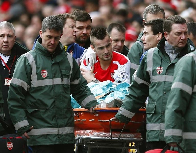© Reuters. إصابة ديبوشي مدافع ارسنال في مباراة ستوك بالدوري الانجليزي 