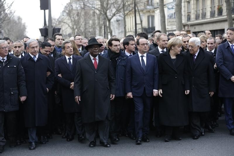 © Reuters. زعماء العالم يشاركون في مسيرة تضامنا مع ضحايا هجمات باريس