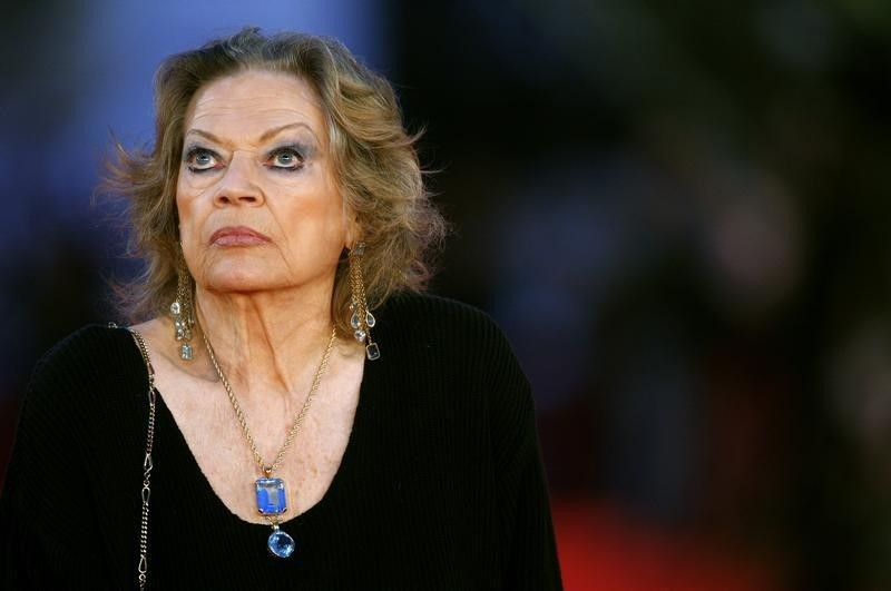 © Reuters. Swedish actress Anita Ekberg arrives on the red carpet at the Rome Film Festival