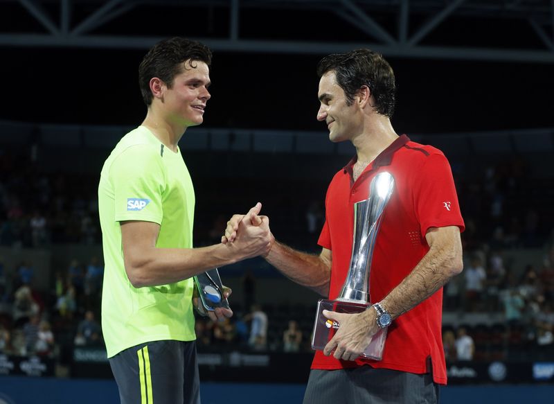 © Reuters. Milos Raonic of Canada congratulates Roger Federer of Switzerland after Federer won the men's singles final match at the Brisbane International tennis tournament in Brisbane