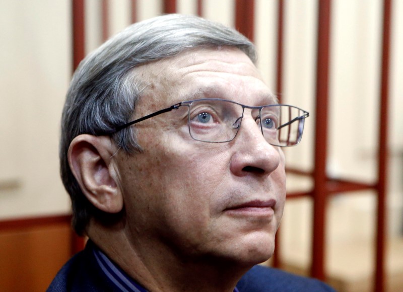 © Reuters. Chairman of the Sistema business conglomerate Vladimir Yevtushenkov attends a court hearing in Moscow