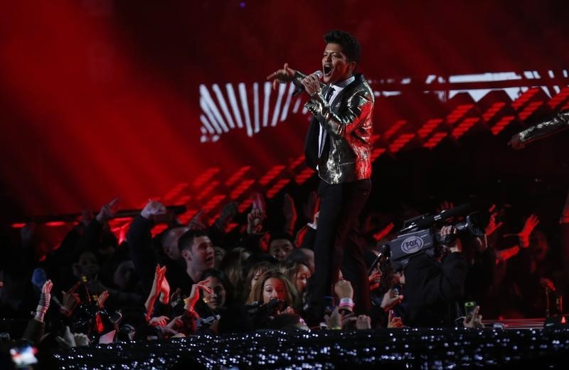 © Reuters. Bruno Mars performs during the halftime show of the NFL Super Bowl XLVIII football game between the Denver Broncos and the Seattle Seahawks in East Rutherford