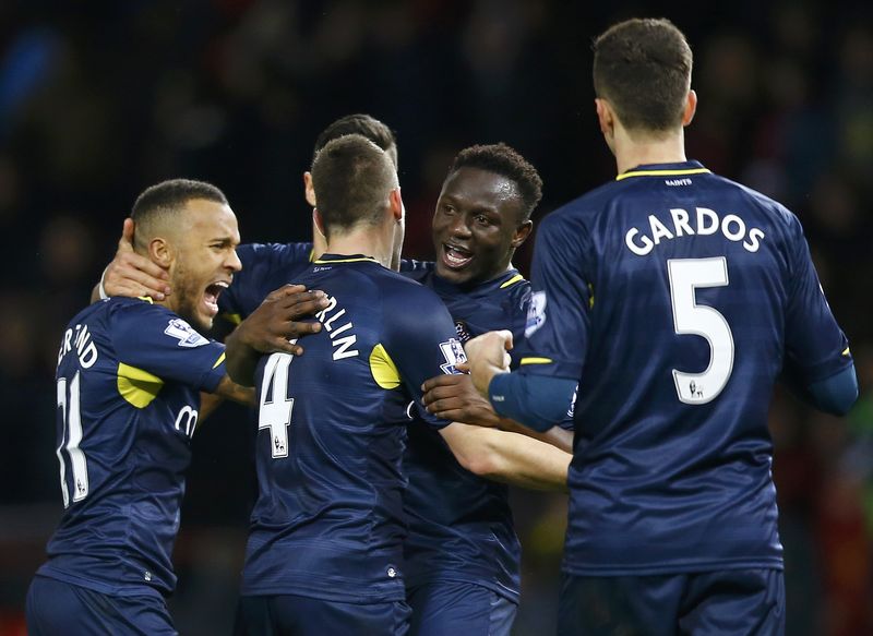 © Reuters. Southampton players celebrate their victory against Manchester United during their English Premier League soccer match at Old Trafford in Manchester