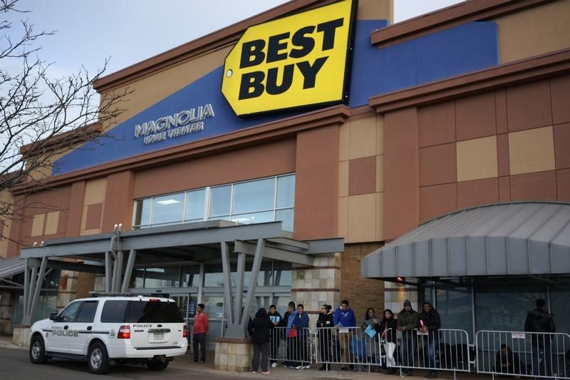 © Reuters. Shoppers wait for a Best Buy store to open on Thanksgiving Day to get pre-Black Friday bargains using tickets issued to them in line outside the store in Broomfield