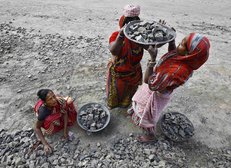 © Reuters. Women labourers work at the construction site of a road in Kolkata