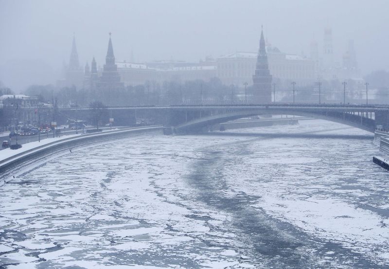 © Reuters. Вид на московский Кремль во время снегопада