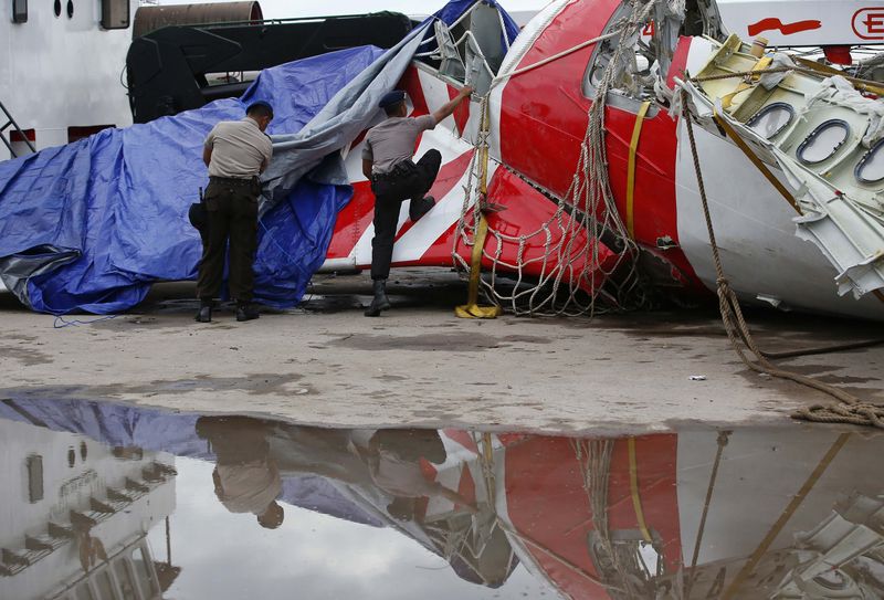 © Reuters. Buzos indonesios recuperan una caja negra del vuelo de AirAsia