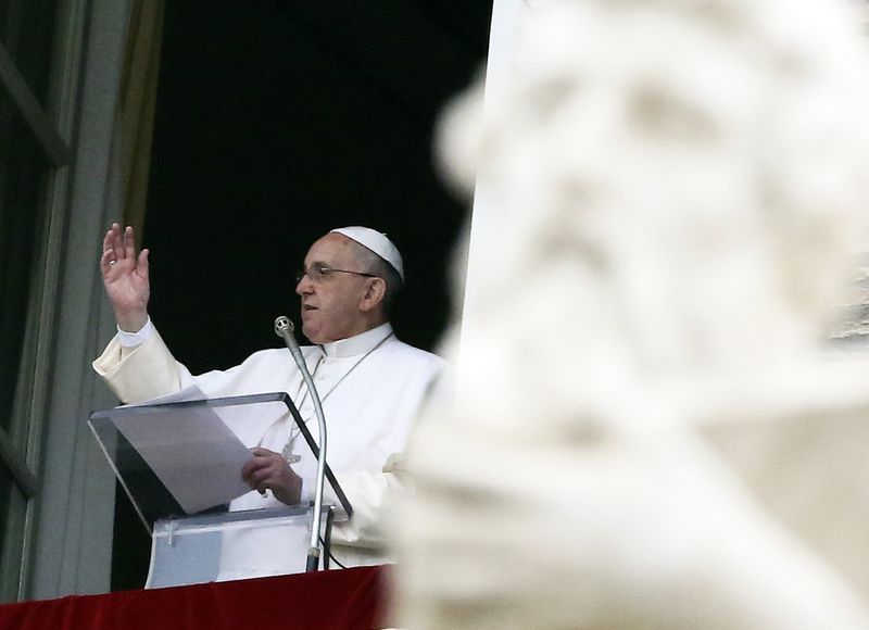 © Reuters. El Papa pide mayor regulación en los mercados financieros y niega ser marxista 