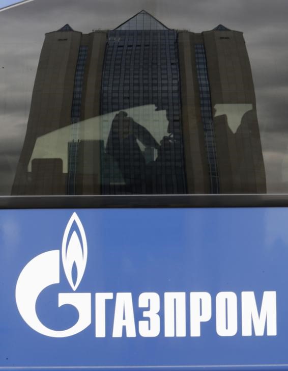 © Reuters. Автобус с логотипом Газпрома в Москве