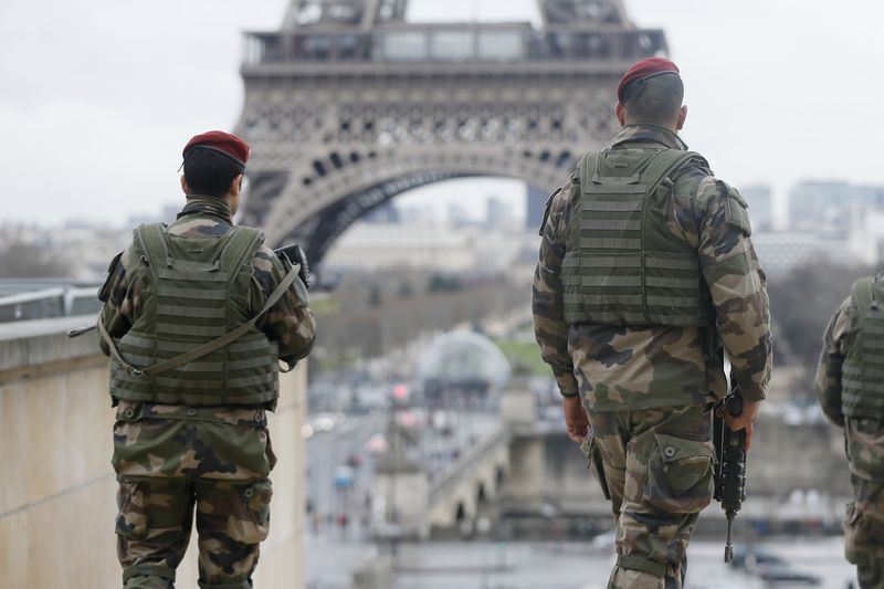 © Reuters. Soldados franceses em frente à Torre Eiffel, em Paris